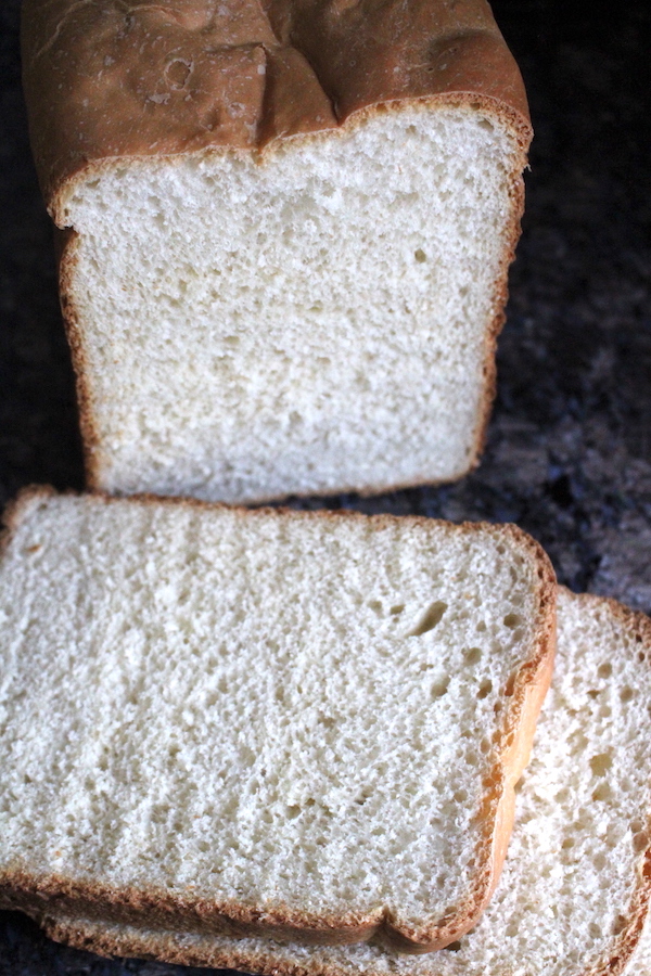 Einfaches Brotmaschinen-Weißbrot ~ Einfaches, selbstgemachtes, weiches, weißes Sandwichbrot aus der Brotmaschine