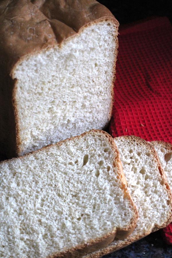 Frisches selbstgebackenes Brotmaschinen-Weißbrot ~ Weiches weißes Sandwichbrot