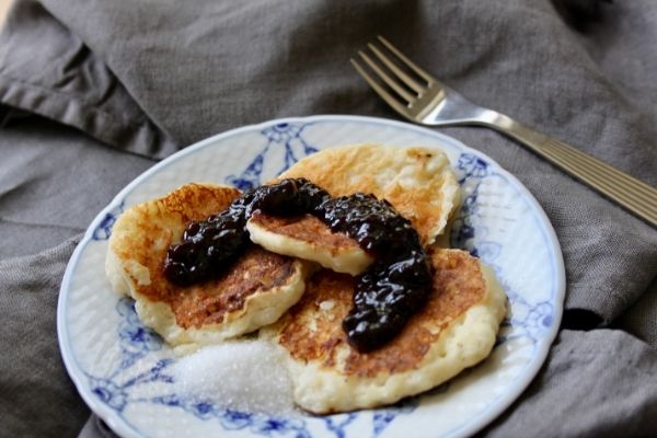 Klatkager plated with sugar and jam