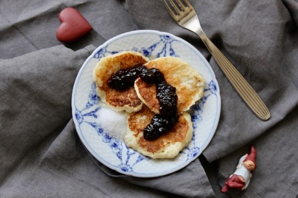 Klatkager served with jam and sugar