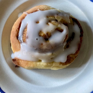 Glazed kanelsnegl ready to be eaten